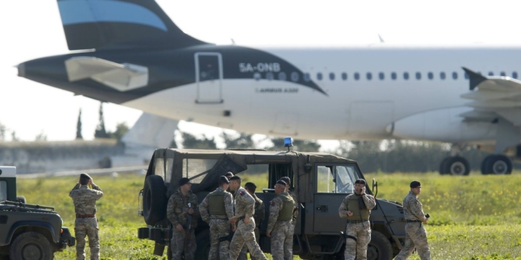 Захватившие самолет террористы требуют освободить Каддафи-младшего