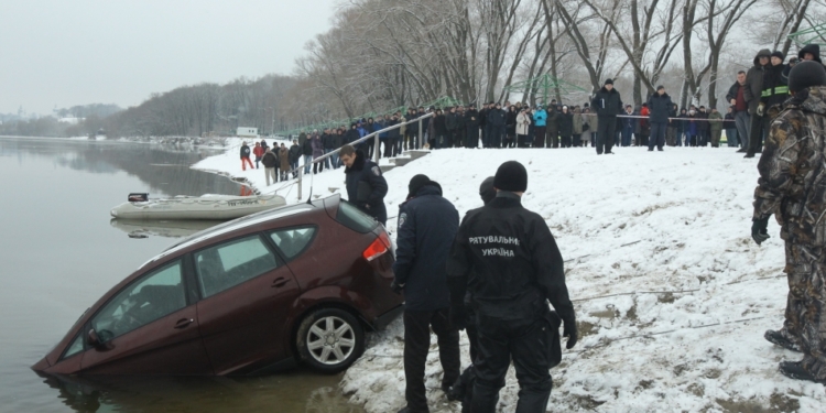 В Чернигове спасатели достали из воды автомобиль с телом мужчины