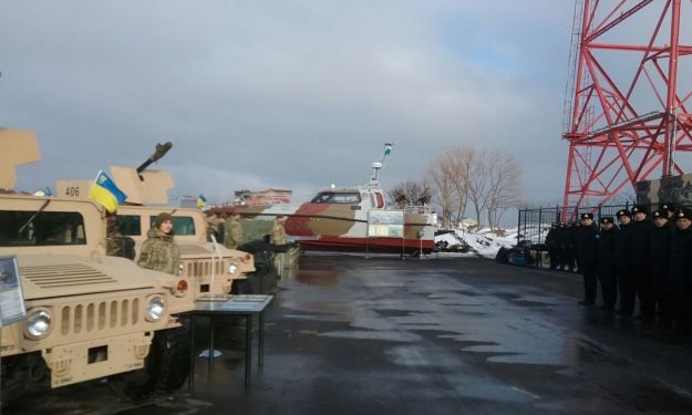 Порошенко передал морякам-пограничникам новый патрульный катер