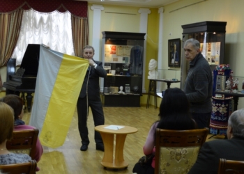 В краеведческий музей передали флаг судна, спущенного на воду в Николаеве 25 лет назад