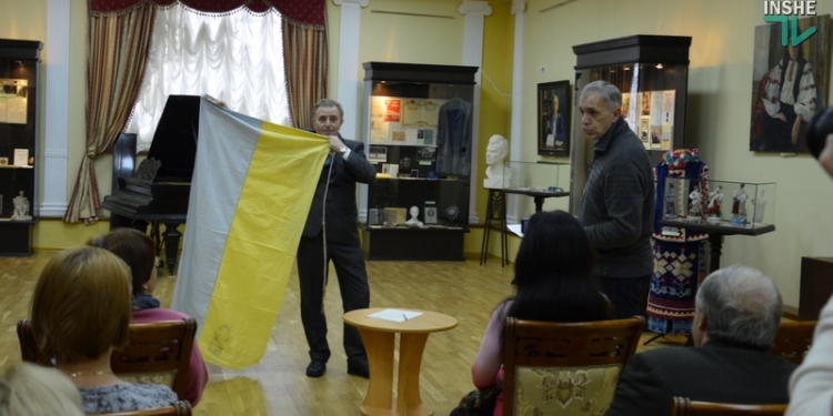 В краеведческий музей передали флаг судна, спущенного на воду в Николаеве 25 лет назад