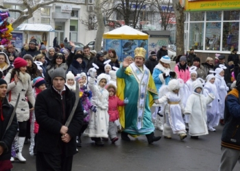 День Святого Николая в Николаеве: горожане прошли колонной к главной городской ёлке