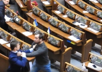 Мордобой под елочку. В парламенте подрались нардепы. Из-за коррупции