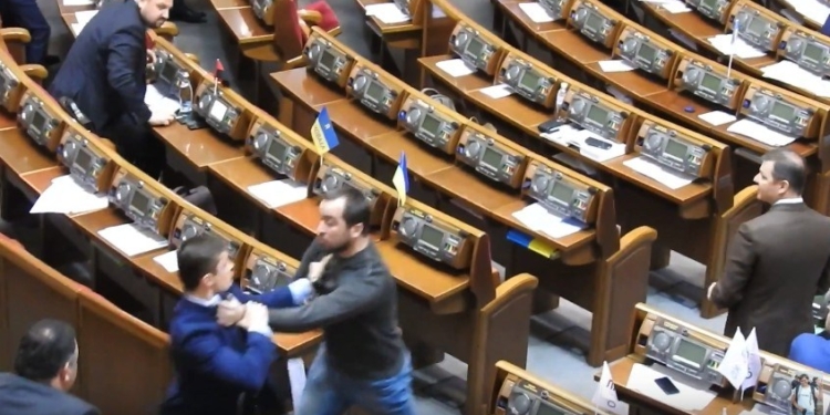 Мордобой под елочку. В парламенте подрались нардепы. Из-за коррупции