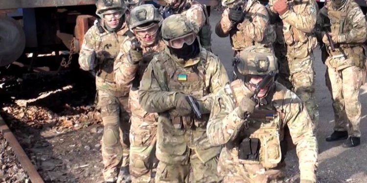 В Николаеве бойцы “Альфы” тренировались освобождать заложников в автобусах и поездах