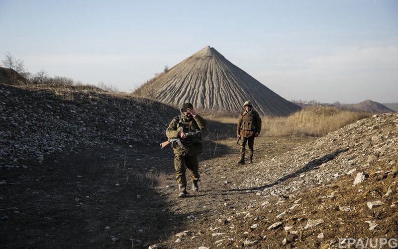 За минувшие сутки в зоне АТО на Донбассе один украинский военный погиб, еще двое ранены 1