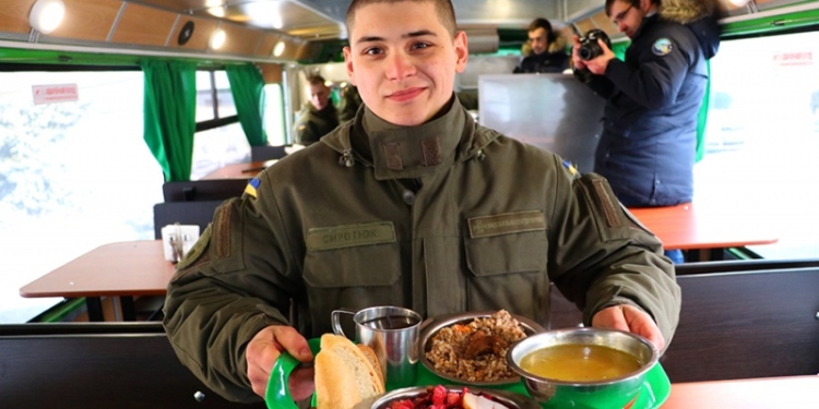 Поесть на ходу. Нацгвардии передали столовую-автобус