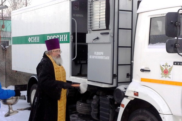 С божьей помощью? В Москве священники освятили автозаки 1