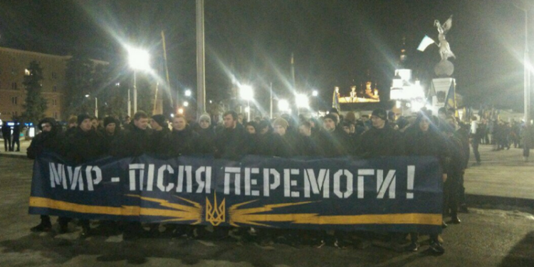 В Харькове “Азов” провел массовое факельное шествие