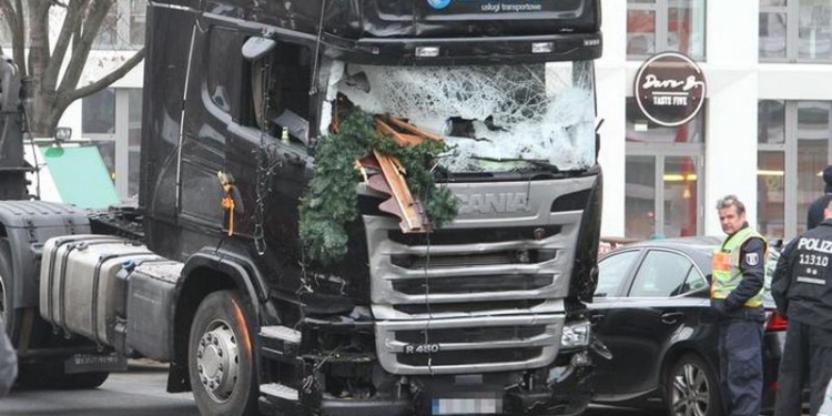 Теракт в Берлине: грузовик остановил бортовой компьютер