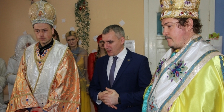 От лица всех налогоплательщиков: мэр Сенкевич привез подарки в николаевскую детскую больницу