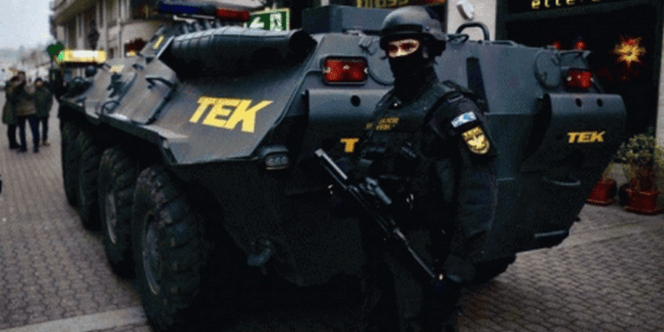 В Будапеште на улицы вывели бронетехнику