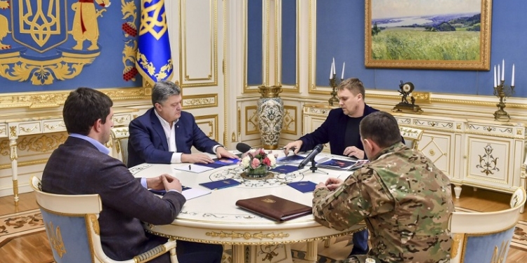 Порошенко провел совещание с силовиками и обратился к народу