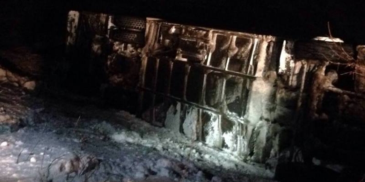 Автобус с детьми перевернулся в Днепропетровской области, погибла женщина