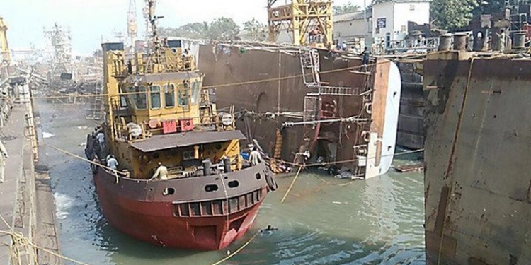 В Индии опрокинулся фрегат-ракетоносец, погибли два человека