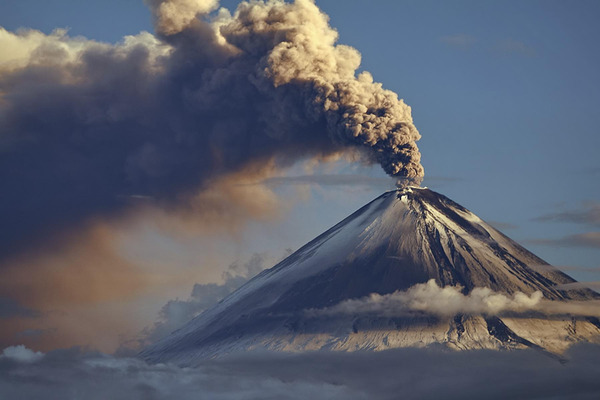 В Мексике вулкан выбросил столб пепла на высоту 2 километра 1