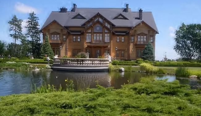 Не Межигорье, но тоже ничего. В Сочи обнаружилась новая дача Януковича