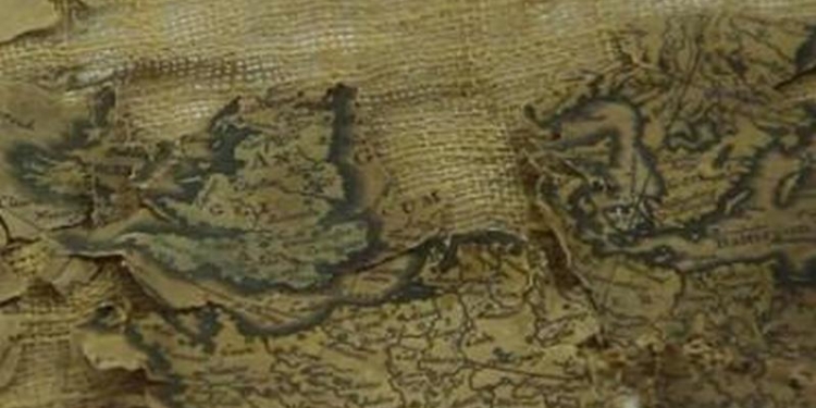 Картой  XVII века заткнули щель от сквозняка