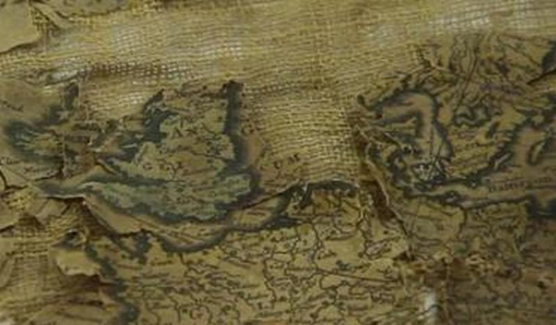 Картой XVII века заткнули щель от сквозняка 1