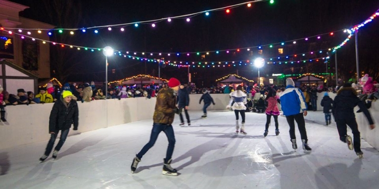 До Крещения. А может, до весны. В Николаеве открылся каток под открытым небом