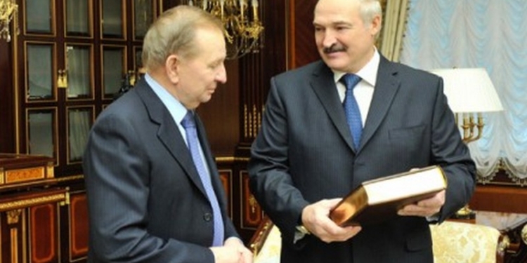 Лукашенко и Кучма обменялись подарками: петуха на Макиавелли