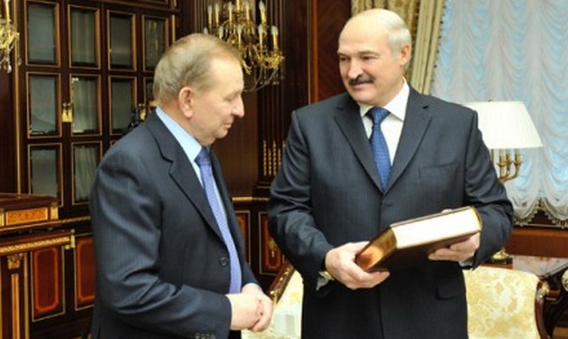 Лукашенко и Кучма обменялись подарками: петуха на Макиавелли 1