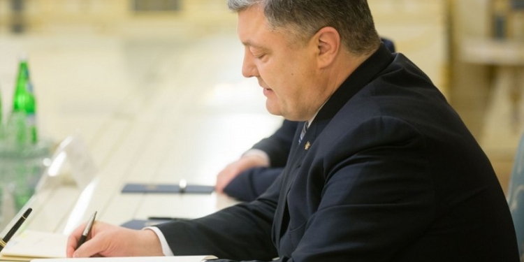 «Социальный, реформаторский, защищающий украинского производителя и работника»: Президент подписал Госбюджет-2017