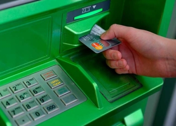 Темп снятия наличности бьет рекорды. Через банкоматы ПриватБанка снимают по 2 млрд. грн. в день