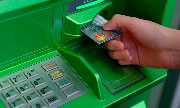 Темп снятия наличности бьет рекорды. Через банкоматы ПриватБанка снимают по 2 млрд. грн. в день