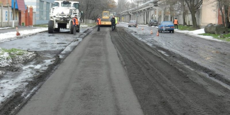 В Николаеве спешно ремонтируют дороги по увтержденному маршруту для грузовиков