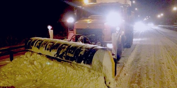 За ночь дорожники высыпали на трассы Николаевщины 139 тонн песчано-солевой смеси