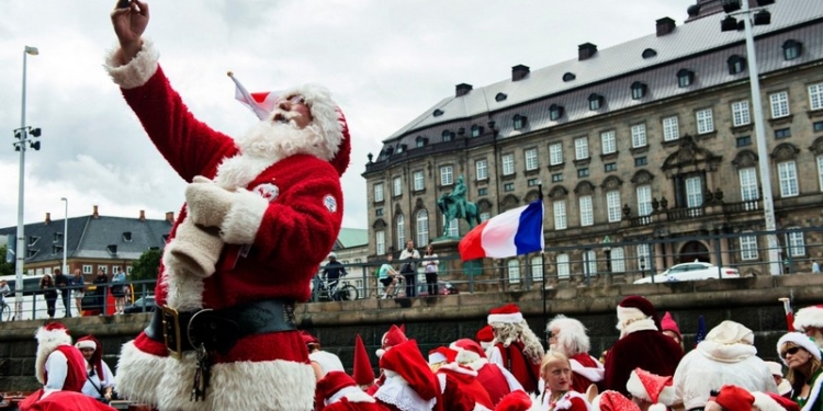 Дирижера оркестра в Риме лишили работы за рассказ детям, что Санта-Клауса не существует