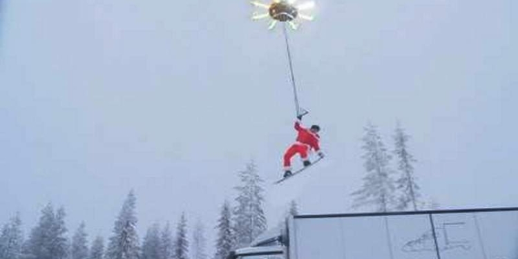 Современный Санта-Клаус: сноуборд и дрон вместо оленей