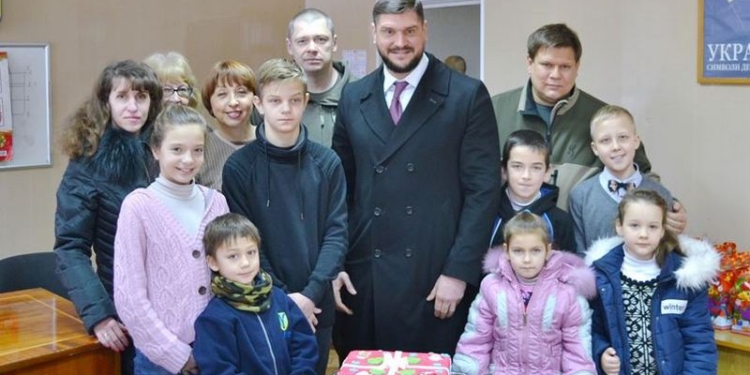 Губернатор Савченко и руководство Николаевоблэнерго вручили подарки бойцам батальона “Святой Николай” и их детям