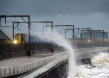 Шотландию накрыл ураган: школы закрыты, электричество отключено