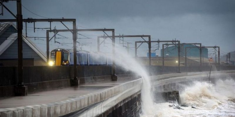 Шотландию накрыл ураган: школы закрыты, электричество отключено