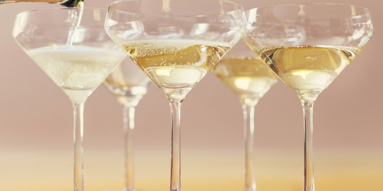 Физики объяснили, как размер пузырьков влияет на вкус шампанского