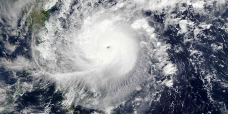 Рождество пришло на Филиппины с мощным тайфуном. 100 тысяч человек эвакуированы