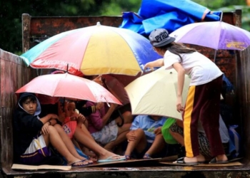 Рождество пришло на Филиппины с мощным тайфуном. 100 тысяч человек эвакуированы