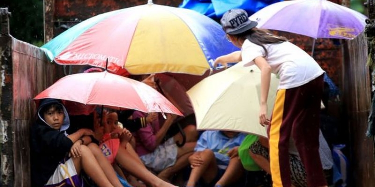 Рождество пришло на Филиппины с мощным тайфуном. 100 тысяч человек эвакуированы