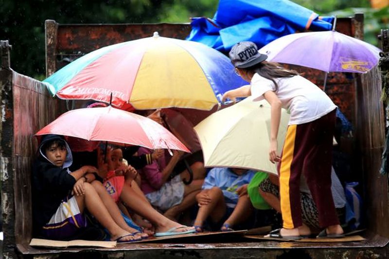 Рождество пришло на Филиппины с мощным тайфуном. 100 тысяч человек эвакуированы 2
