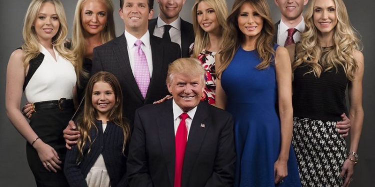 Авиакомпания сняла с рейса пассажира за приставания к дочери Трампа