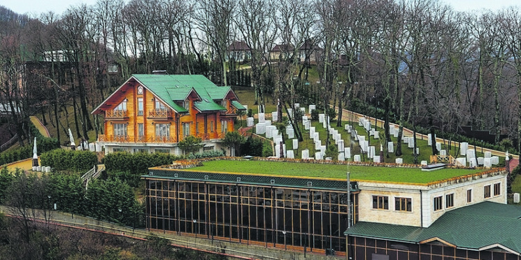 Янукович поселился в Сочи на горе Благодать. Соседи им очень недовольны