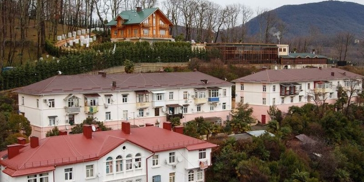 Янукович поселился в Сочи на горе Благодать. Соседи им очень недовольны