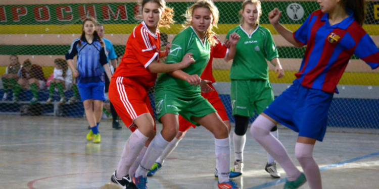 Девочки играют в футбол: в Николаеве прошел «Рождественский турнир»