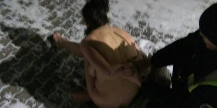 В Ивано-Франковске женщина бегала по улицам голая, а потом прокляла полицию