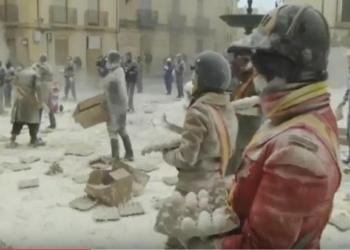 Каждый год, 28 декабря… И так уже более двух веков: яично-мучной фестиваль в Испании