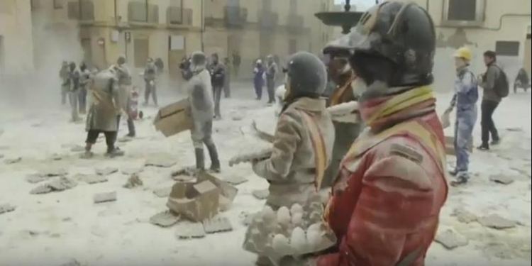 Каждый год, 28 декабря… И так уже более двух веков: яично-мучной фестиваль в Испании