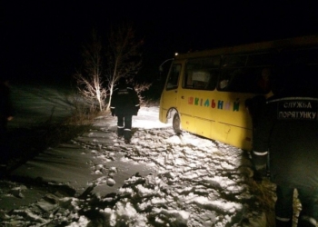 В Запорожской области из снежного плена вызволили школьный автобус с детьми