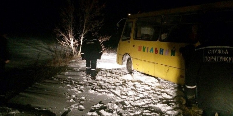 В Запорожской области из снежного плена вызволили школьный автобус с детьми